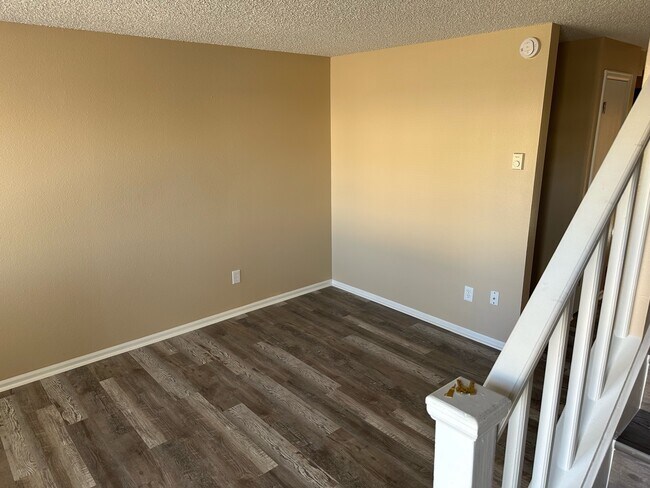 Foto del edificio - 4881 Basswood Dr