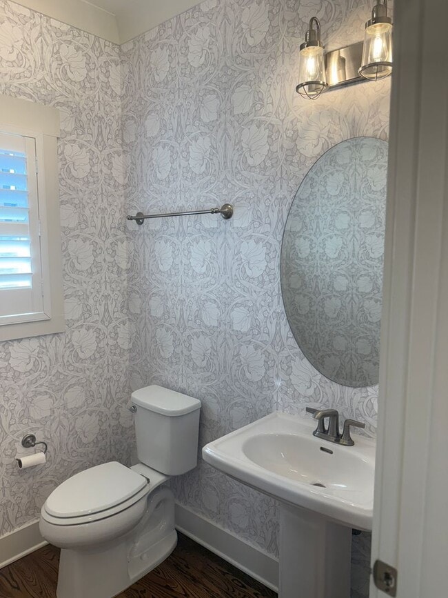 Building Photo - **New Price**Spacious Custom Home in Barns...