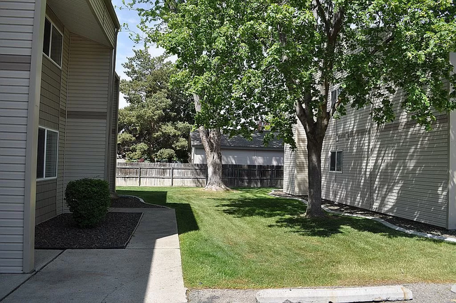Building Photo - 825 S Cole Rd