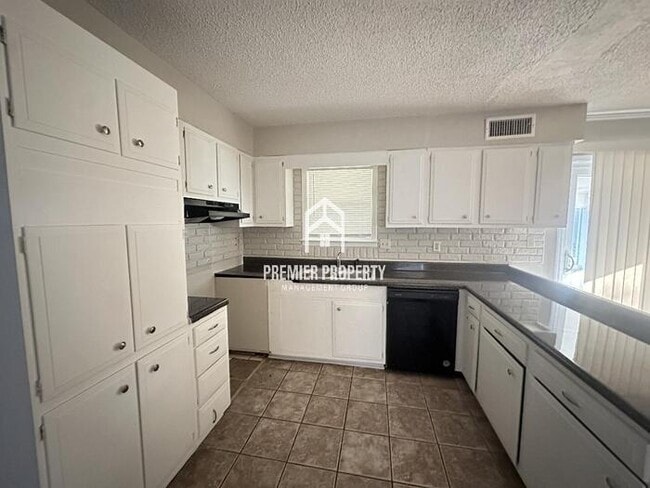 Building Photo - 5371 Queen Anne Dr