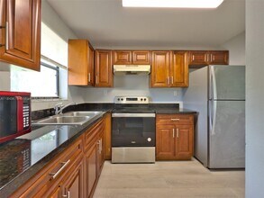Building Photo - 6001 Shaker Wood Cir