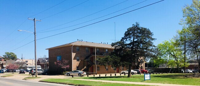 Building Photo - 1523 W University Ave