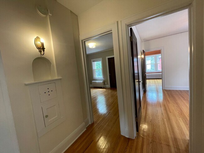 Foto del edificio - 3015 W 43rd St Duplex
