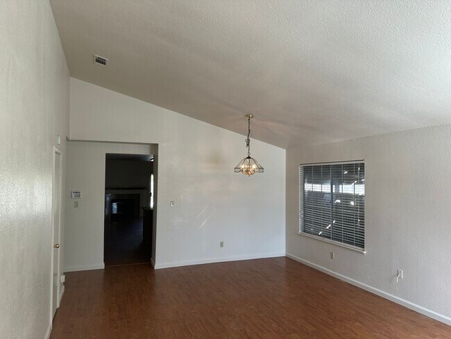 Building Photo - 3 Bedroom 2 Bathroom Modesto Home
