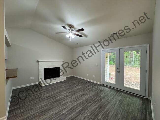 Building Photo - Charming 2 bedroom home in Charlotte! Only...