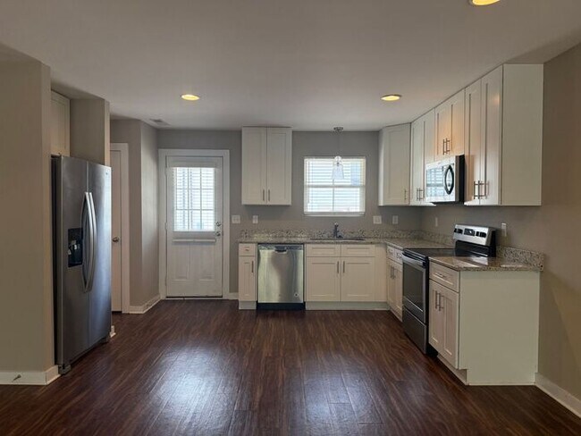 Foto del edificio - FOR RENT - Beautiful Modern Townhouse in Madison