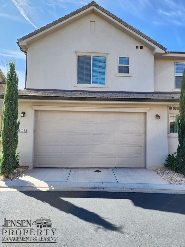 Building Photo - Spacious Four Bedroom Town Home