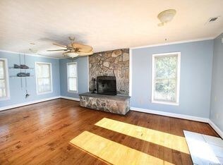 Foto del edificio - 1520 Jenkins Neck Rd