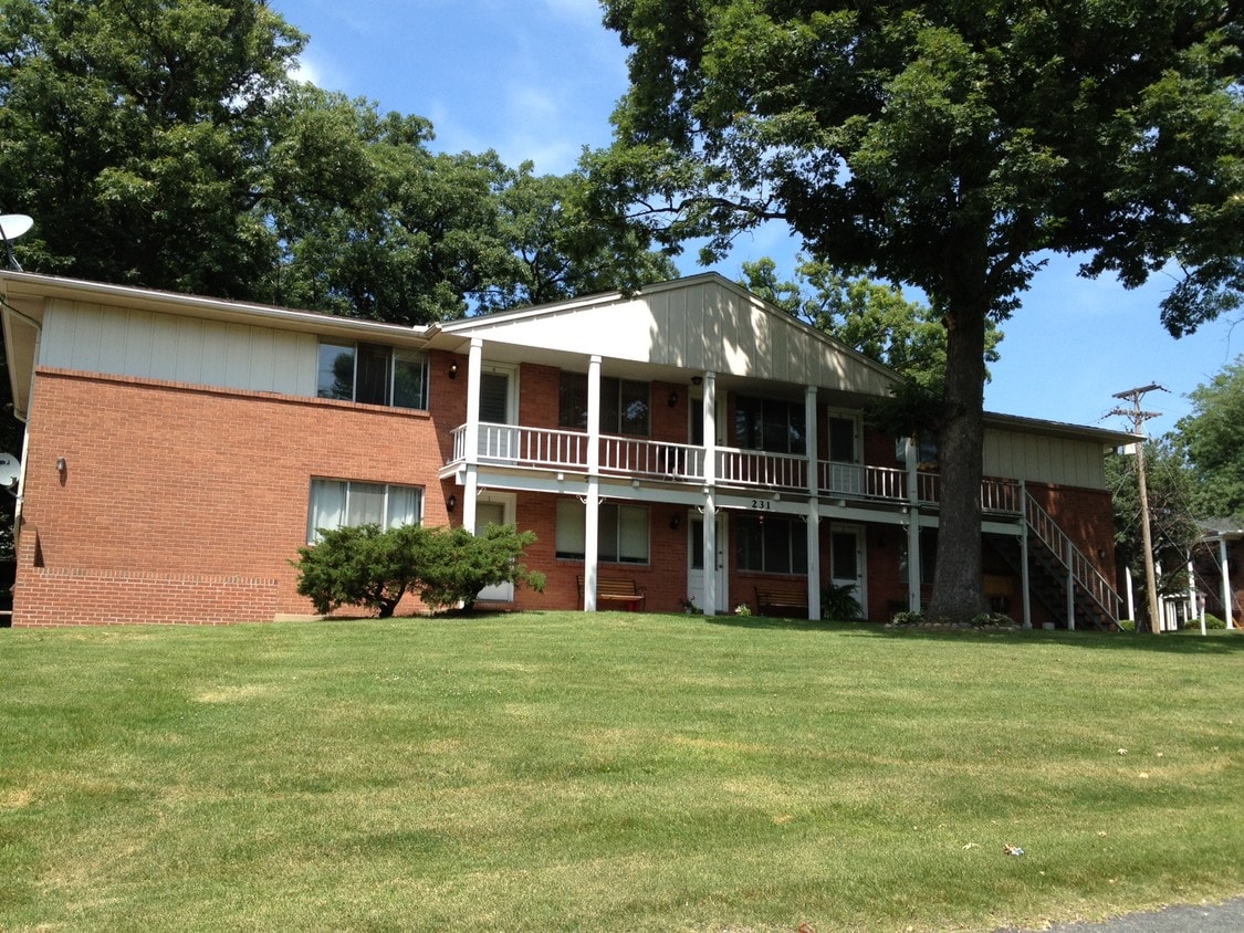 231 E Oak Cliff Ct, Peoria, IL 61614 Apartments in Peoria, IL