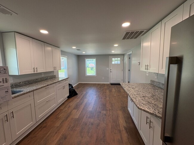 Building Photo - 206 Hillcrest Dr