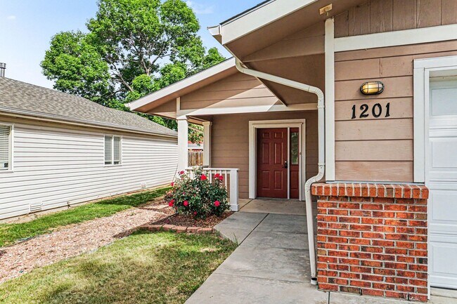 Building Photo - 3 Bedroom 1 bath Duplex available in Loveland