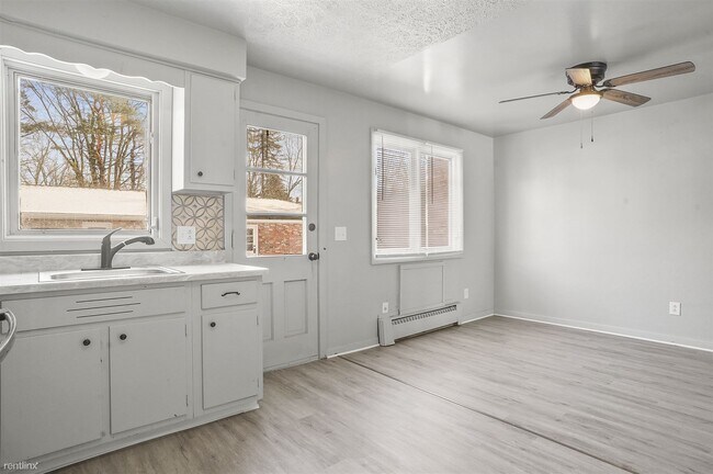 Foto del edificio - 2 br, 1 bath Townhome - 3736 Woodford Aven...