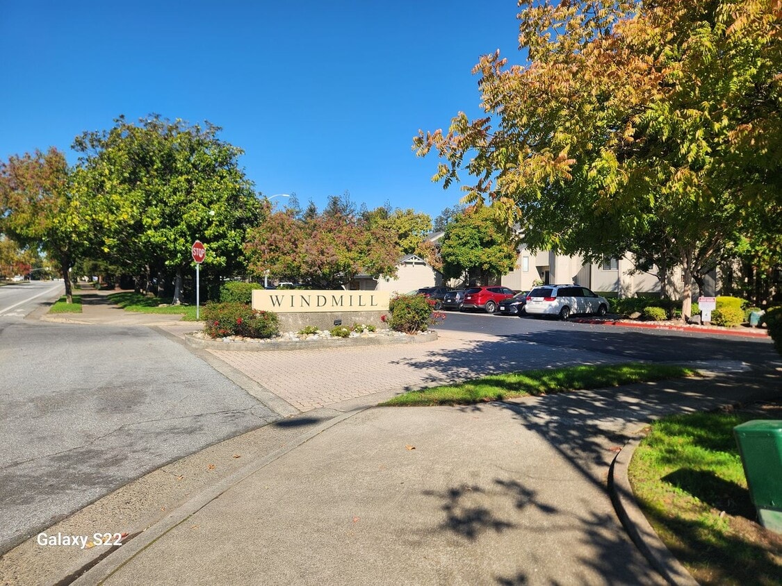 Primary Photo - Beautiful two story condo in a well mainta...