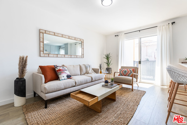 Foto principal - 10762 Massachusetts Ave
