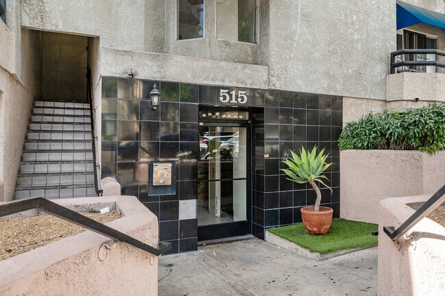 Entrada - 515 S Harvard Blvd
