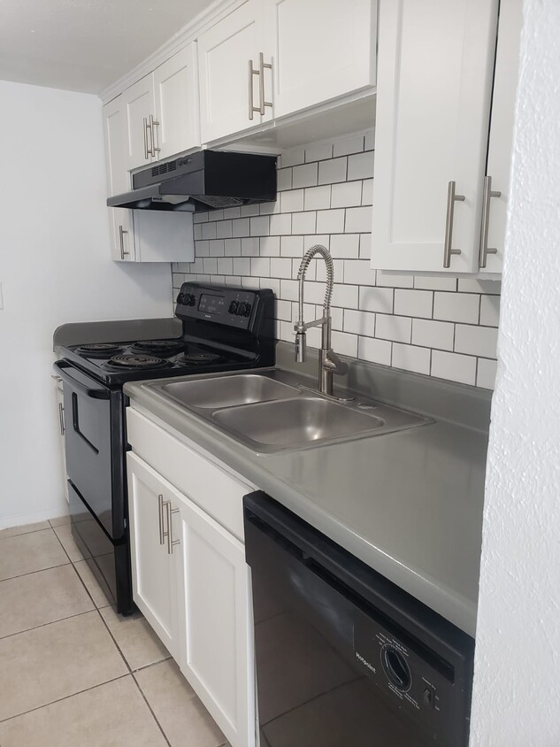 Primary Photo - 9317 Beck Ave