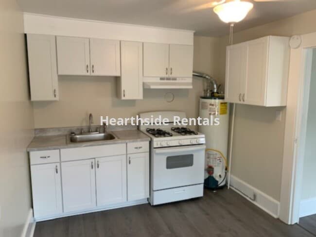 Building Photo - **1 Bedroom 1 Bath Duplex Near Medical Dis...