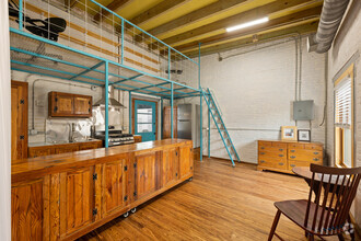 Building Photo - 1500 E Madison St
