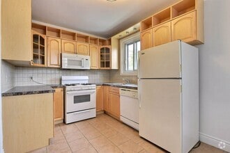 Building Photo - 4585 Av. Dupuis