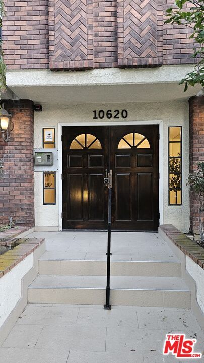 Foto del edificio - 10620 Eastborne Ave