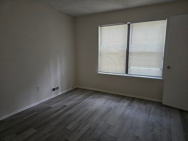 Building Photo - 128 Liberty Ct