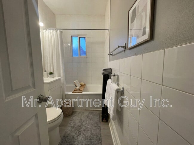 Building Photo - 821 Main St E