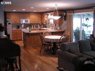 Building Photo - 4 bed, 3 bath in desirable McMinnville Nei...