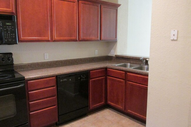 Building Photo - ***611 E Grove***