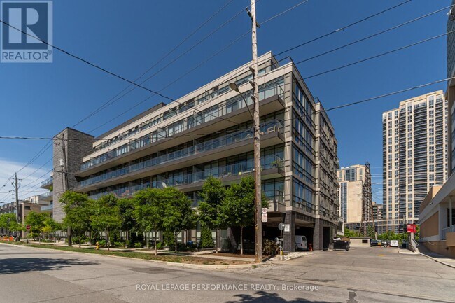 Photo du bâtiment - 8 Fieldway Rd