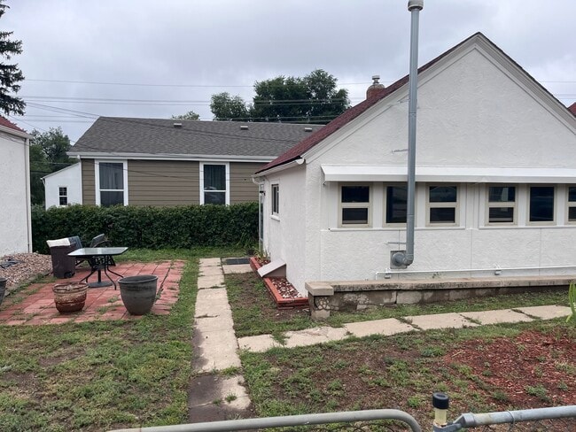 Building Photo - 1824 E San Rafael St