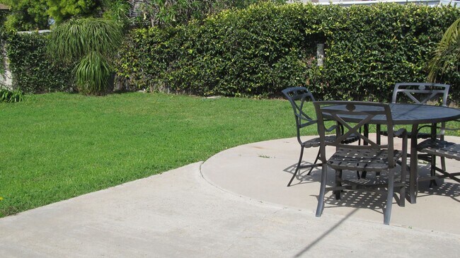 Foto del edificio - 2 bedroom 1 bath House very close to the b...