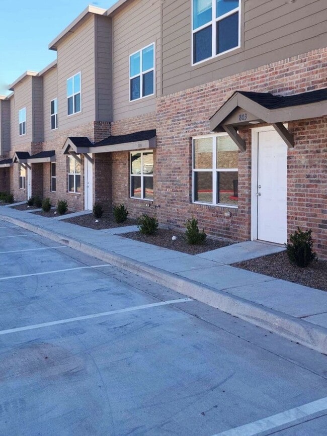 Building Photo - 2 Bed / 2 Bath Townhome Near Edmond Universities