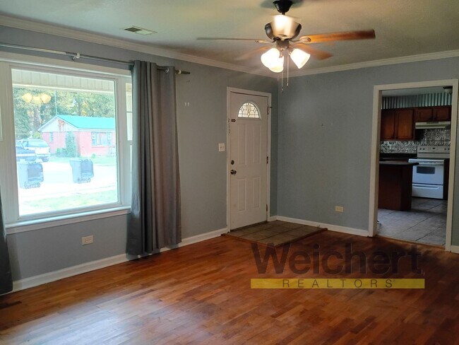 Foto del edificio - Spacious 4-Bed Home with Fenced Backyard