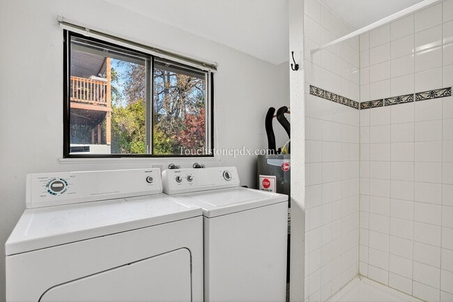 Building Photo - Bright Home with Stunning Mountain Skyline Setting!