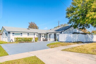 Building Photo - 1875 Williams Manor Ave