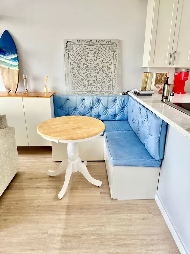 Built in breakfast nook - 411 Hobron Ln