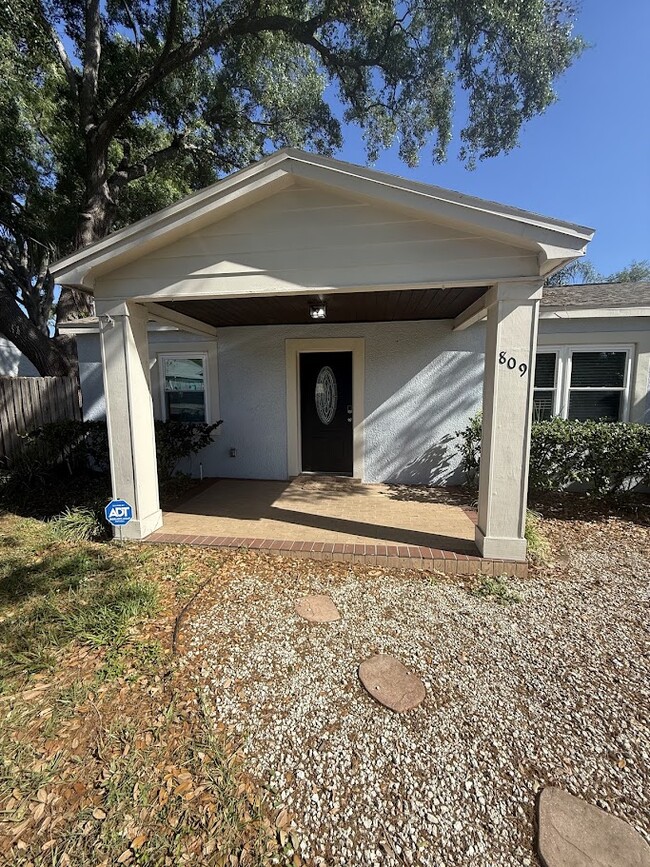 Photo - 809 W Hiawatha St House