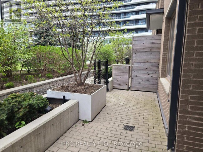 Photo du bâtiment - 2530-2530 Eglinton Ave W