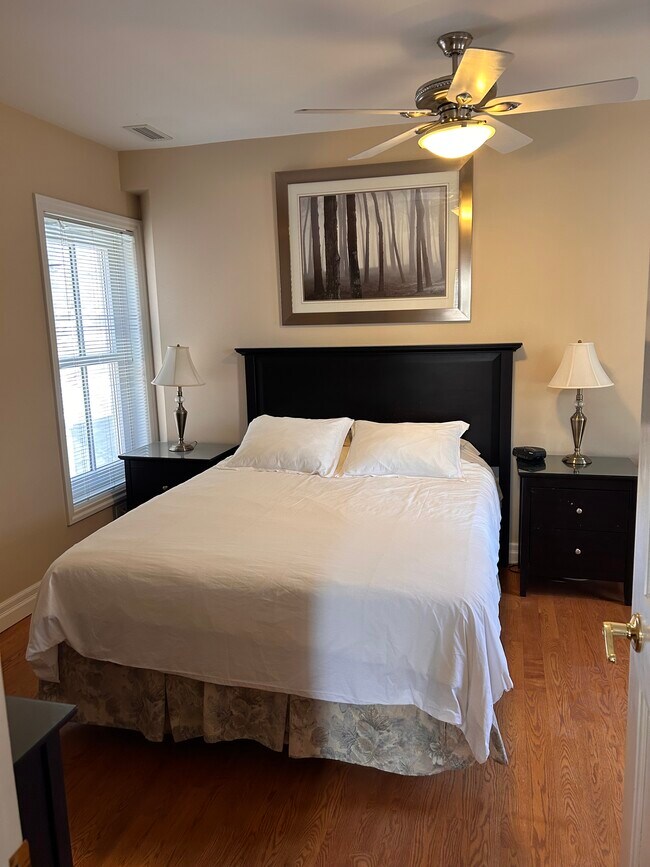 Building Photo - STUNNING ONE BEDROOM LOFT IN WOODFIELD