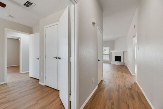 Building Photo - Beautiful newly redone single story home i...