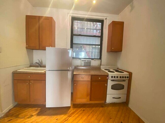 Building Photo - 212 E 26th St