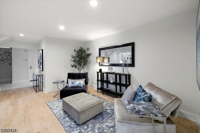 Foto del edificio - 827 Alden Rd