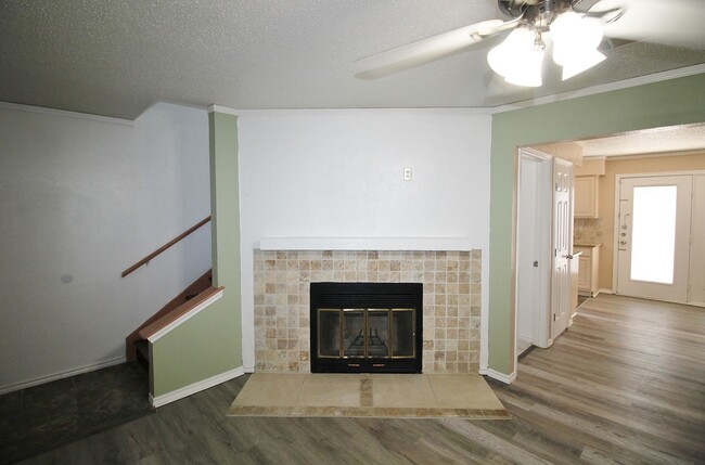 Building Photo - NEW AND UPDATED LISTING! Updated 2-Story 2...
