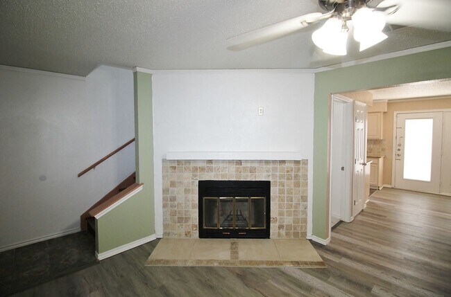 Foto del edificio - NEW AND UPDATED LISTING! Updated 2-Story 2...