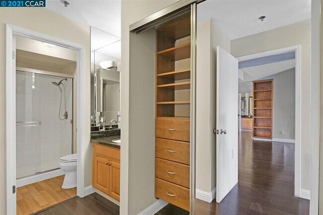 Building Photo - 2530 Oak Rd