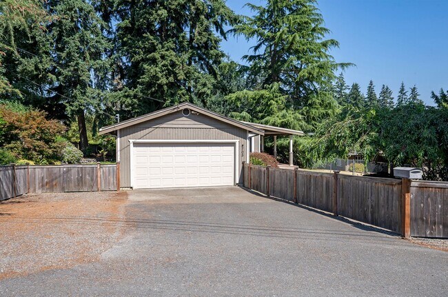 Building Photo - Delightful 2 Bedroom w/Garage