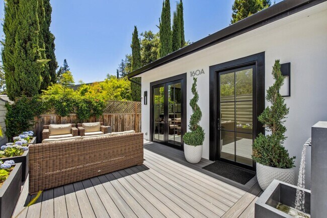 Foto del edificio - Newly Built Home With Loft in Downtown Palo Alto
