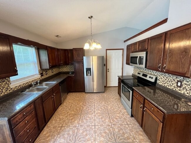 Building Photo - Three Bedroom in WILLOW RUN!