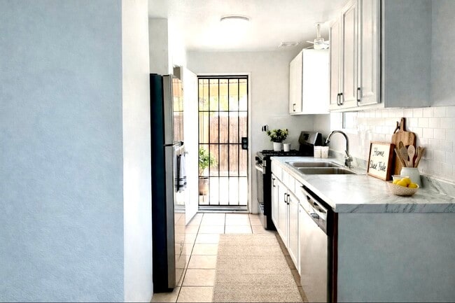 Building Photo - 2528 E Lee St