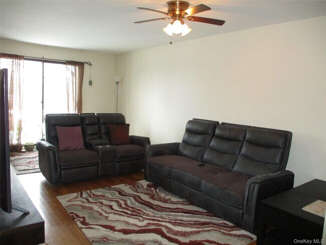 Foto del edificio - 2 W Lawrence Park Dr